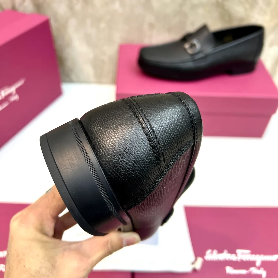 Original quality P780 Brand: Ferragamo Standard size: Men's size 39–44 (38.45 can be customized) Grade: Same style as the official website High-quality men's shoes Material: Customized first-layer calfskin with water-dyed cowhide lining Cowhide tiptoe Original non-slip and wear-resistant rubber outsole Style category: Men's formal business leather shoes are young and fashionable European and American trends British style Casual matching and comfortable feet Color: actual picture